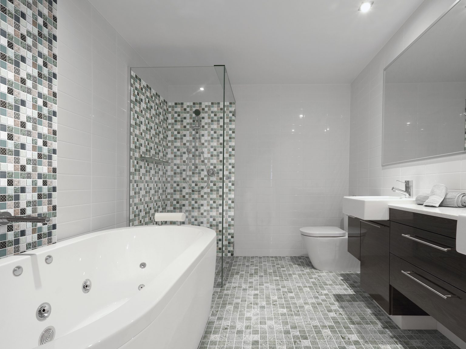 BatiOrient VEMI111 installed on bathroom walls and QUGR01 installed on bathroom floor.