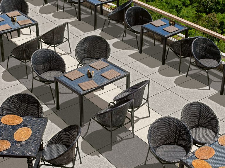 Kronos Monocromatica 2cm installed in an outdoor dining area.